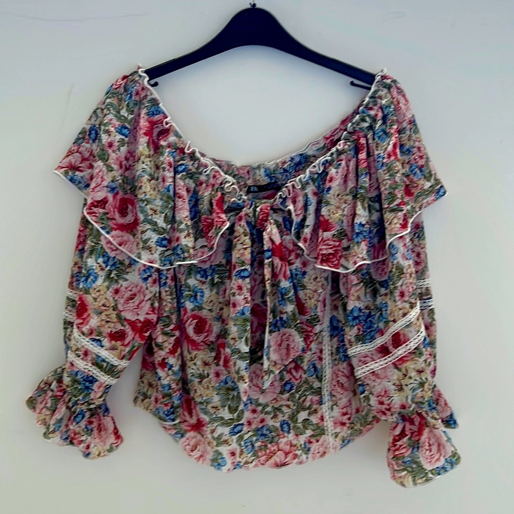 Zara floral off shoulder blouse w/front self tie, elastic cuffs & crochet detail